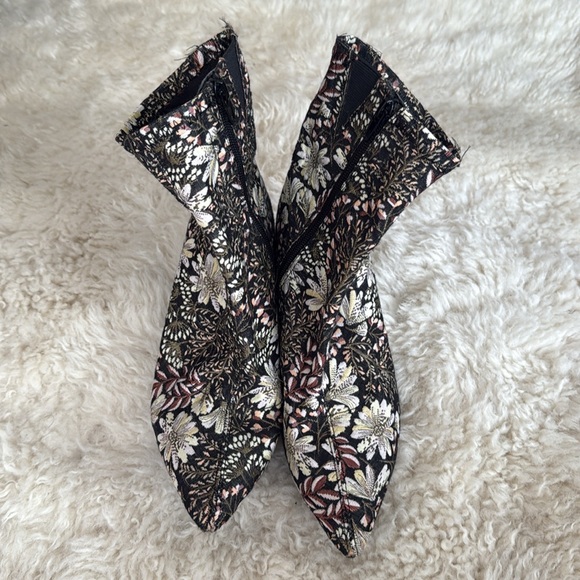 Floral Tapestry Embroidered Pointed Ankle Boots - Picture 2 of 6
